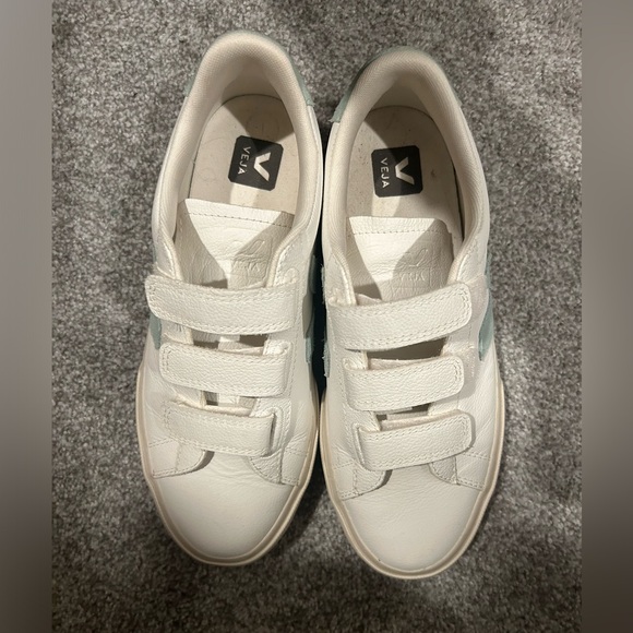 VEJA Recife Bicolor Triple-Grip Sneakers - Picture 5 of 7